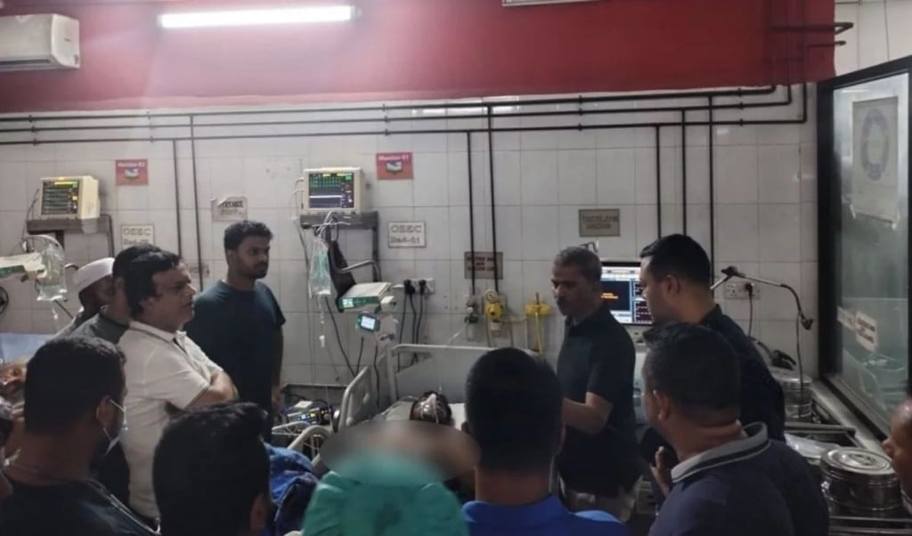 আসিফ নজরুল 1756520788 নূরকে দেখতে এসে হাসপাতালে অবরুদ্ধ হয়ে পড়েন আসিফ নজরুল
