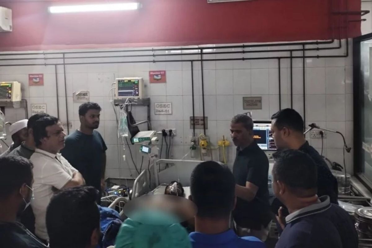 নূরকে দেখতে এসে হাসপাতালে অবরুদ্ধ হয়ে পড়েন আসিফ নজরুল