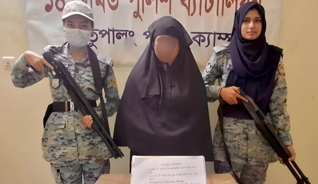 উখিয়ার ক্যাম্পে বোমা-অস্ত্রসহ রোহিঙ্গা নারী গ্রেপ্তার 4 উখিয়ার ক্যাম্পে বোমা অস্ত্রসহ রোহিঙ্গা নারী গ্রেপ্তার 1754448100 উখিয়ার ক্যাম্পে বোমা-অস্ত্রসহ রোহিঙ্গা নারী গ্রেপ্তার
