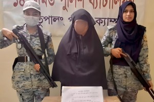উখিয়ার ক্যাম্পে বোমা-অস্ত্রসহ রোহিঙ্গা নারী গ্রেপ্তার