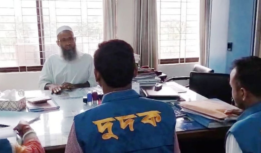 ঋণ কেলেঙ্কারি অভিযোগে পবিপ্রবিতে দুদকের অভিযান 2 ঋণ কেলেঙ্কারি অভিযোগে পবিপ্রবিতে দুদকের অভিযান 1755437319 ঋণ কেলেঙ্কারি অভিযোগে পবিপ্রবিতে দুদকের অভিযান