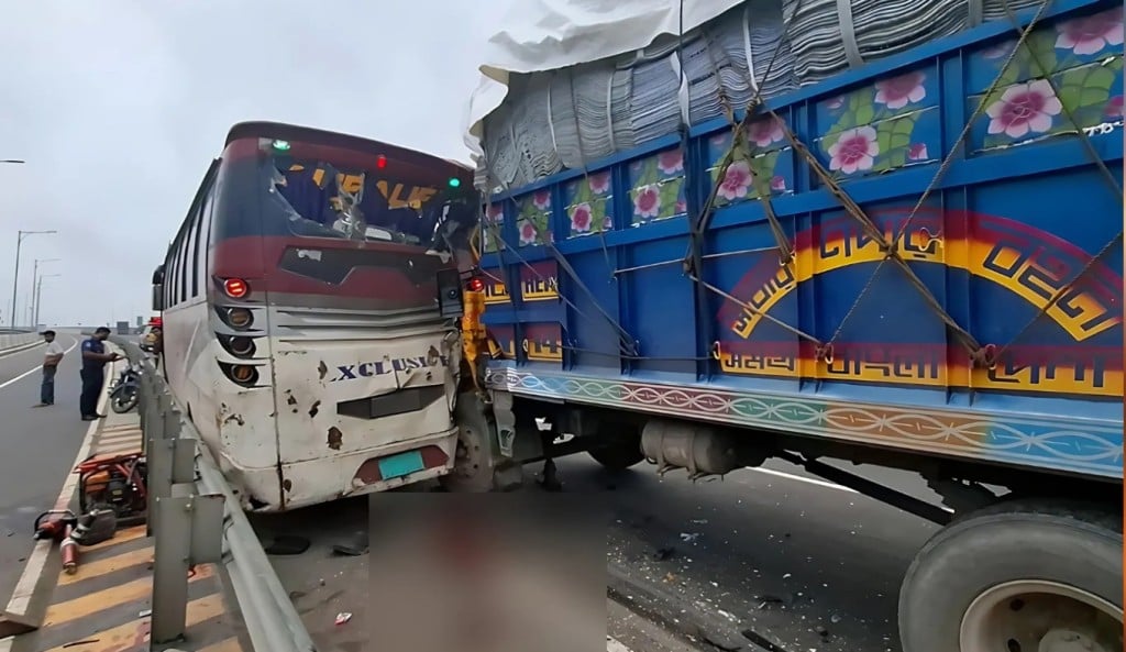 এক্সপ্রেসওয়েতে ট্রাকের ধাক্কায় নিহত ১ আহত ১২ 1754034069 এক্সপ্রেসওয়েতে বাসে ট্রাকের ধাক্কায় নিহত ১, আহত ১২