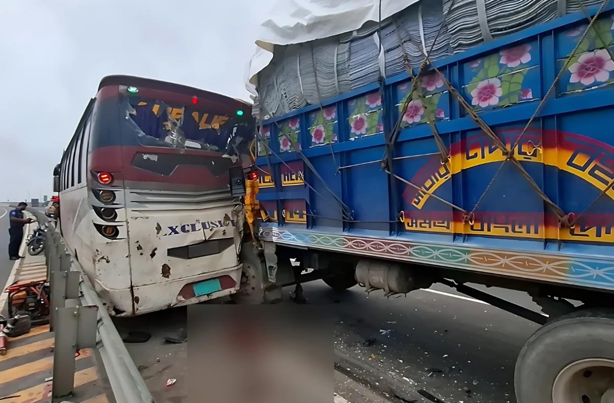 এক্সপ্রেসওয়েতে বাসে ট্রাকের ধাক্কায় নিহত ১, আহত ১২