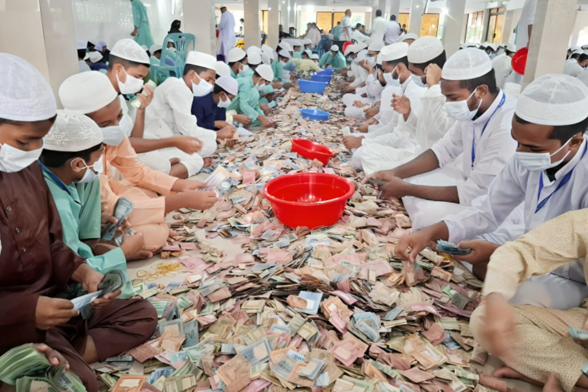 এবার পাগলা মসজিদের দানবাক্সে মিলল ৩২ বস্তা টাকা