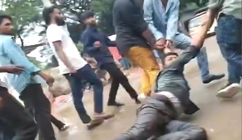 এবার সন্ত্রাসীদের হাতে মারধরের শিকার আরেক সাংবাদিক গ্রেপ্তার ২ 1754621750 সন্ত্রাসীদের হাতে মারধরের শিকার আরেক সাংবাদিক, গ্রেপ্তার ২
