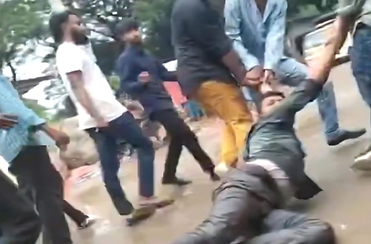 সন্ত্রাসীদের হাতে মারধরের শিকার আরেক সাংবাদিক, গ্রেপ্তার ২