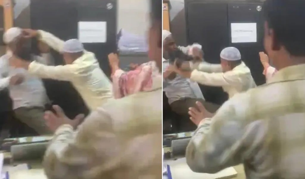 এবার সাভার পৌরসভায় ‘ঘুষের টাকা নিয়ে দুই কর্মকর্তার মারামারি 1755758657 এবার সাভার পৌরসভায় ‘ঘুষের টাকা’ নিয়ে দুই কর্মকর্তার মারামারি