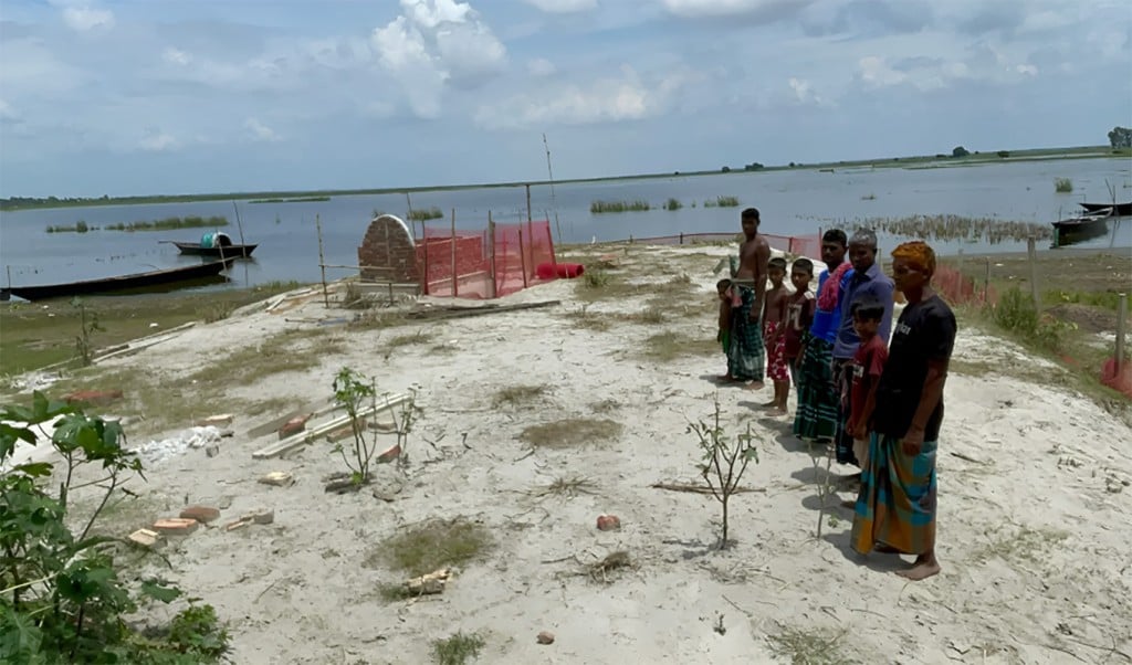কবরের জায়গা না পেয়ে এখনও নদীর জলে ভাসাতে হয় লাশ 1755151954 কবরের জায়গা না পেয়ে এখনও নদীর জলে ভাসাতে হয় লাশ