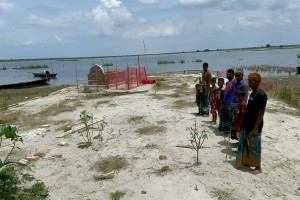 কবরের জায়গা না পেয়ে এখনও নদীর জলে ভাসাতে হয় লাশ