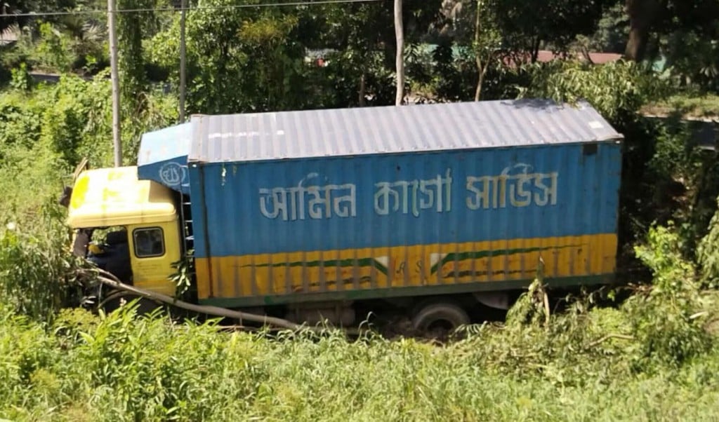 কাভার্ড ভ্যানে চাপা পড়ে নারীর মৃত্যু 1755587998 চট্টগ্রামে কাভার্ড ভ্যানে চাপা পড়ে নারীর মৃত্যু