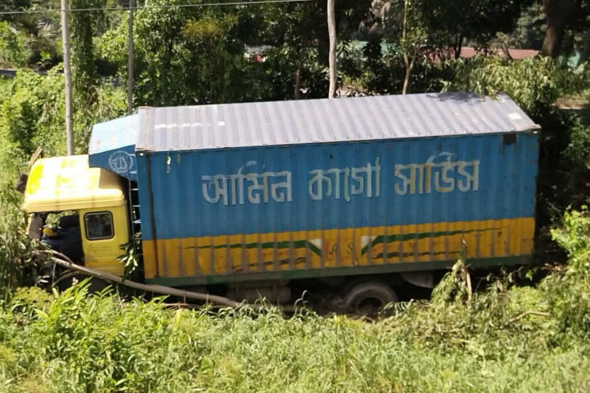 চট্টগ্রামে কাভার্ড ভ্যানে চাপা পড়ে নারীর মৃত্যু