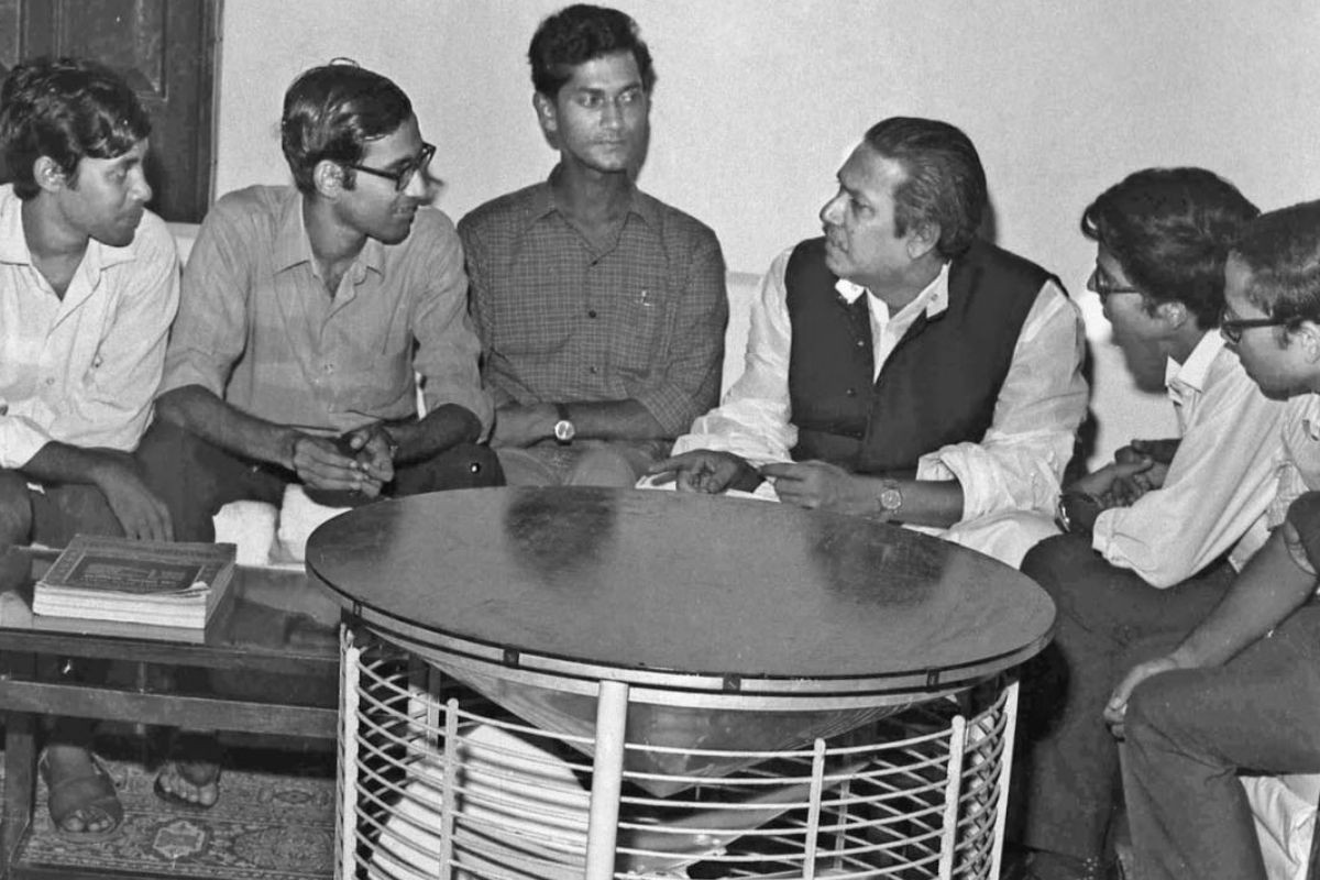 ‘কি ছোট নেতা, মুখ শুকনা ক্যান? ঝামেলা? কালকে আমি নতুন দিনের ডাক দিব’