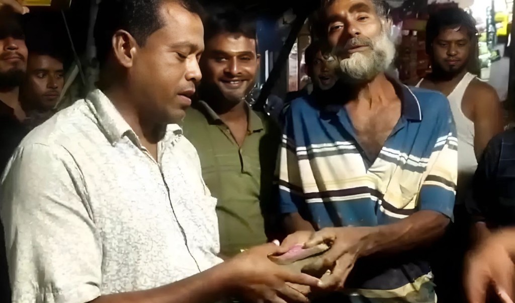 ময়মনসিংহে কুড়িয়ে পাওয়া ২ লাখ ৮০ হাজার টাকা ফেরত দিলেন ভ্যানচালক 3 কুড়িয়ে পাওয়া ২ লাখ ৮০ হাজার টাকা ফেরত দিলেন ভ্যানচালক 1756096536 ময়মনসিংহে কুড়িয়ে পাওয়া ২ লাখ ৮০ হাজার টাকা ফেরত দিলেন ভ্যানচালক