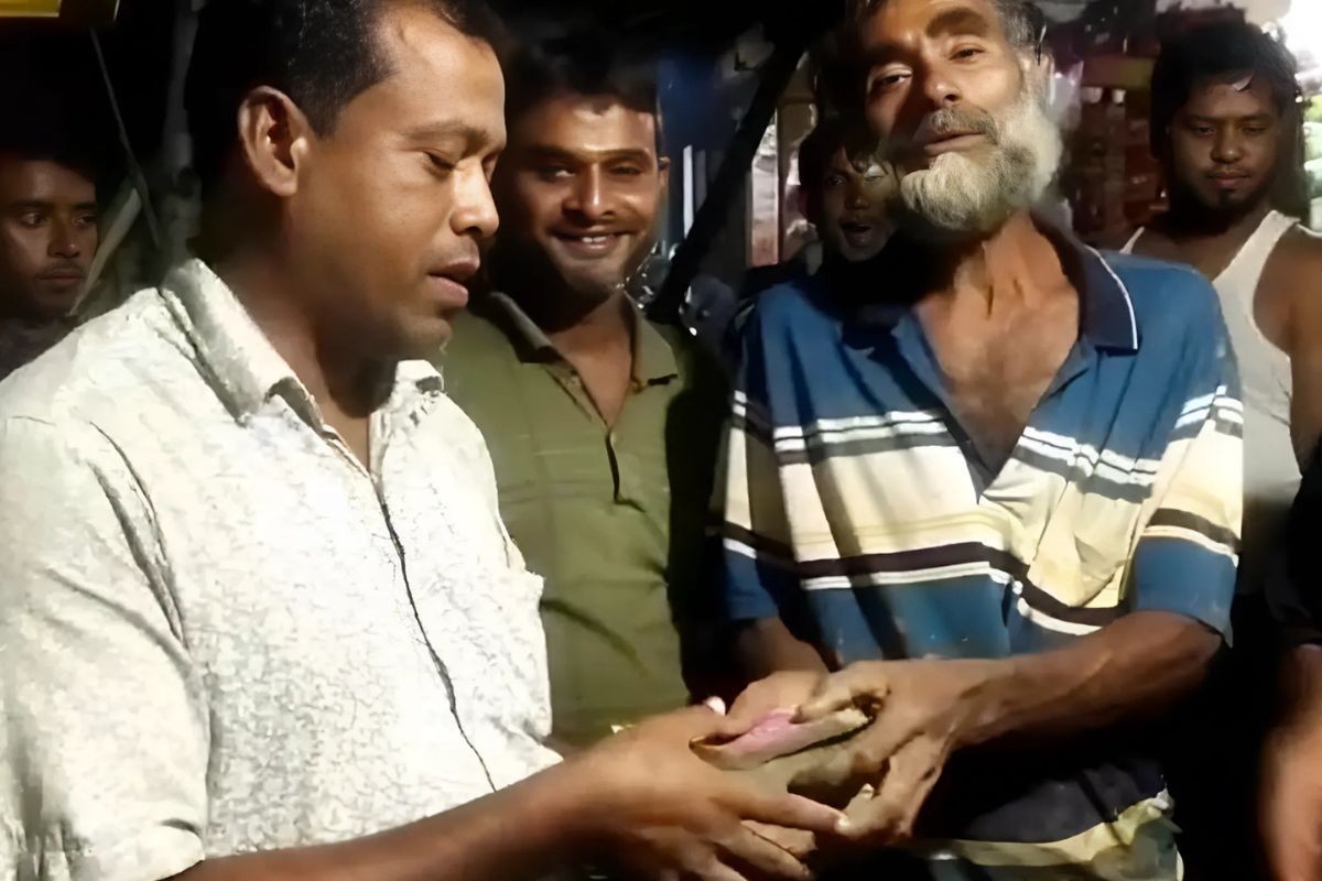 ময়মনসিংহে কুড়িয়ে পাওয়া ২ লাখ ৮০ হাজার টাকা ফেরত দিলেন ভ্যানচালক