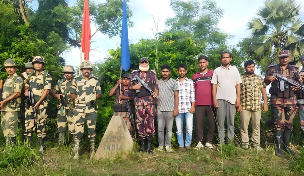 কুমিল্লা সীমান্তে পতাকা বৈঠকে ৫ বাংলাদেশিকে হস্তান্তর করলো বিএসএফ 1756184996 কুমিল্লা সীমান্তে পতাকা বৈঠকে পাঁচ বাংলাদেশিকে হস্তান্তর করলো বিএসএফ