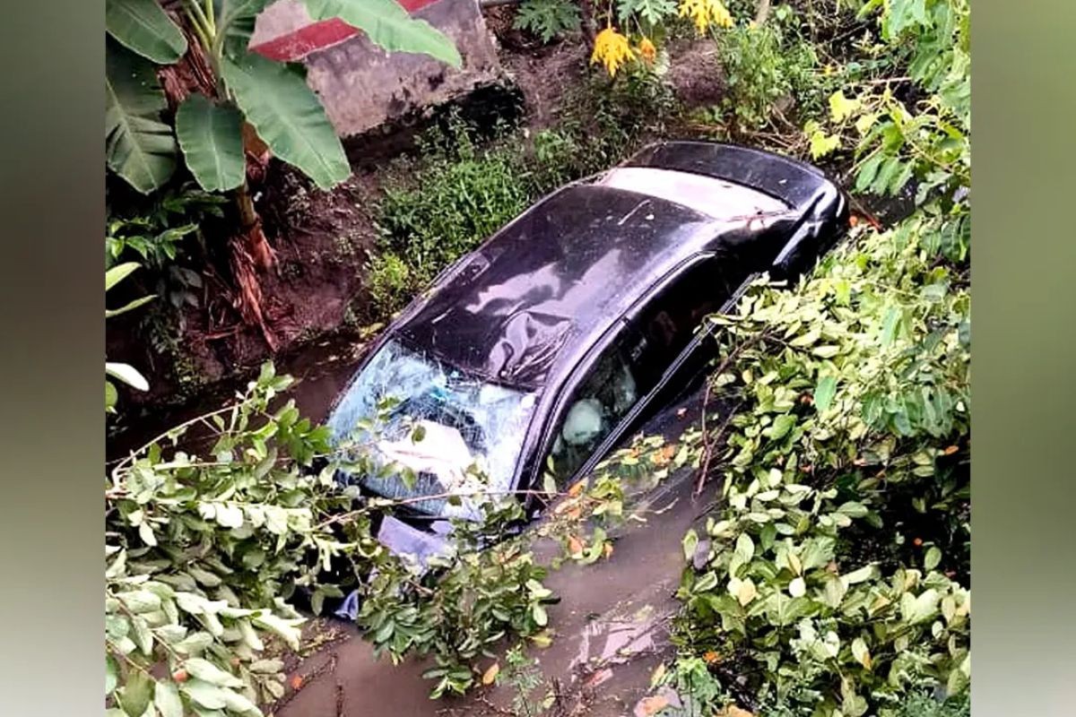 নিয়ন্ত্রণহীন প্রাইভেটকার খাদে, প্রাণ হারালো মা-মেয়ে