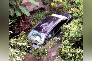 নিয়ন্ত্রণহীন প্রাইভেটকার খাদে, প্রাণ হারালো মা-মেয়ে