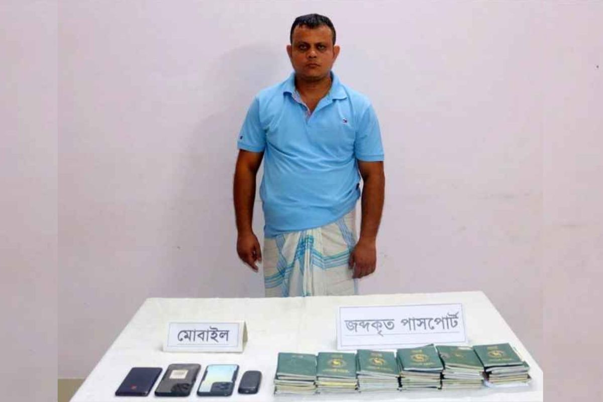 কুমিল্লায় ৫২ পাসপোর্টসহ মানবপাচারকারী আটক