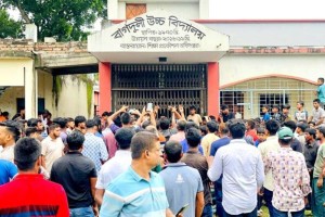 কোচিং সেন্টারে ছাত্রীর সঙ্গে অন্তরঙ্গ, শিক্ষক অবরুদ্ধ