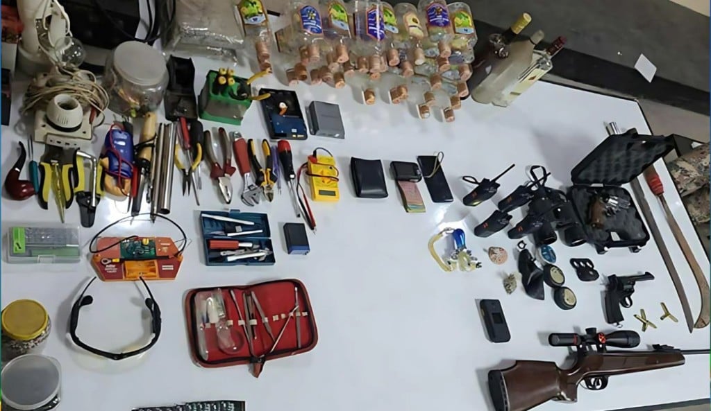 কোচিং সেন্টারে সেনা অভিযানে অস্ত্র বিস্ফোরক তৈরির সরঞ্জাম উদ্ধার 1755321875 কোচিং সেন্টার থেকে অস্ত্র-বিস্ফোরক তৈরির সরঞ্জাম উদ্ধার, প্রতিষ্ঠান ঘিরে রেখেছে সেনাবাহিনী