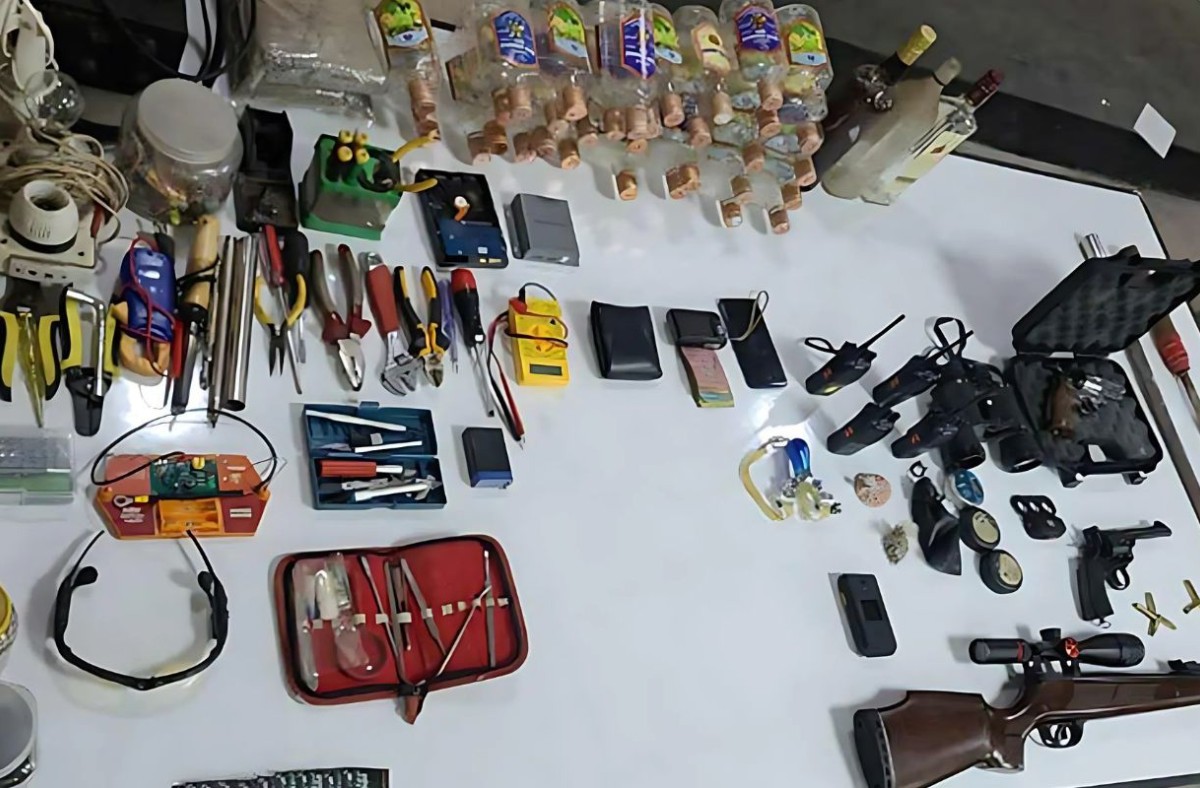 কোচিং সেন্টার থেকে অস্ত্র-বিস্ফোরক তৈরির সরঞ্জাম উদ্ধার, প্রতিষ্ঠান ঘিরে রেখেছে সেনাবাহিনী