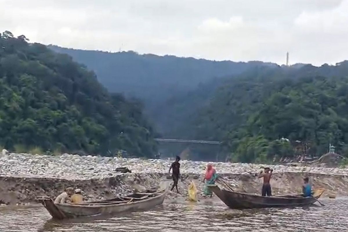 কোম্পানীগঞ্জের পর এবার জাফলংয়ে হচ্ছে পাথর লুট