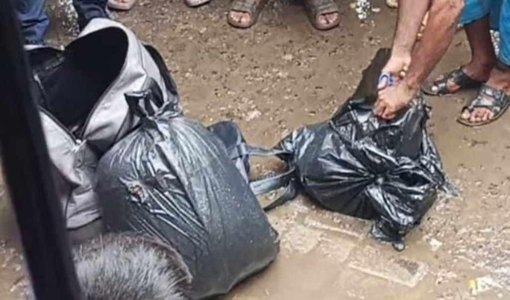 গাজীপুরে ট্রাভেল ব্যাগে মাথাবিহীন লাশ, পরিচয় মিলল যুবকের 3 কৌতূহলবশত ট্রাভেল ব্যাগটি খুলতেই বেরিয়ে এল খণ্ডিত মরদেহ 1754651105 গাজীপুরে ট্রাভেল ব্যাগে মাথাবিহীন লাশ, পরিচয় মিলল যুবকের