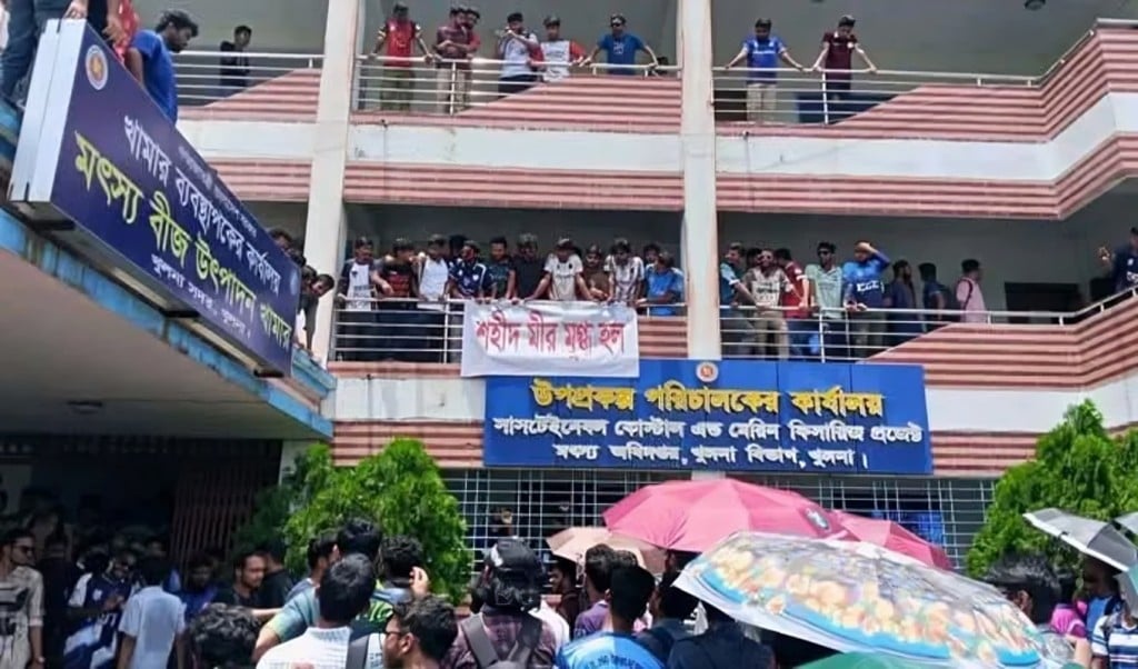 খুলনা বিশ্ববিদ্যালয়ের শিক্ষার্থীদের মৎস্য বীজ খামার দখল 1754901431 খুবিতে মৎস্য বীজ খামার দখল করে ‘শহিদ মীর মুগ্ধ হল’ ঘোষণা করলো শিক্ষার্থীরা