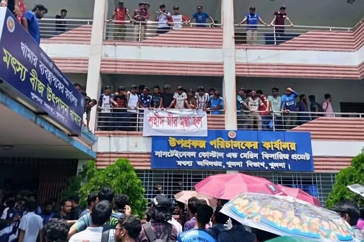 খুবিতে মৎস্য বীজ খামার দখল করে ‘শহিদ মীর মুগ্ধ হল’ ঘোষণা করলো শিক্ষার্থীরা
