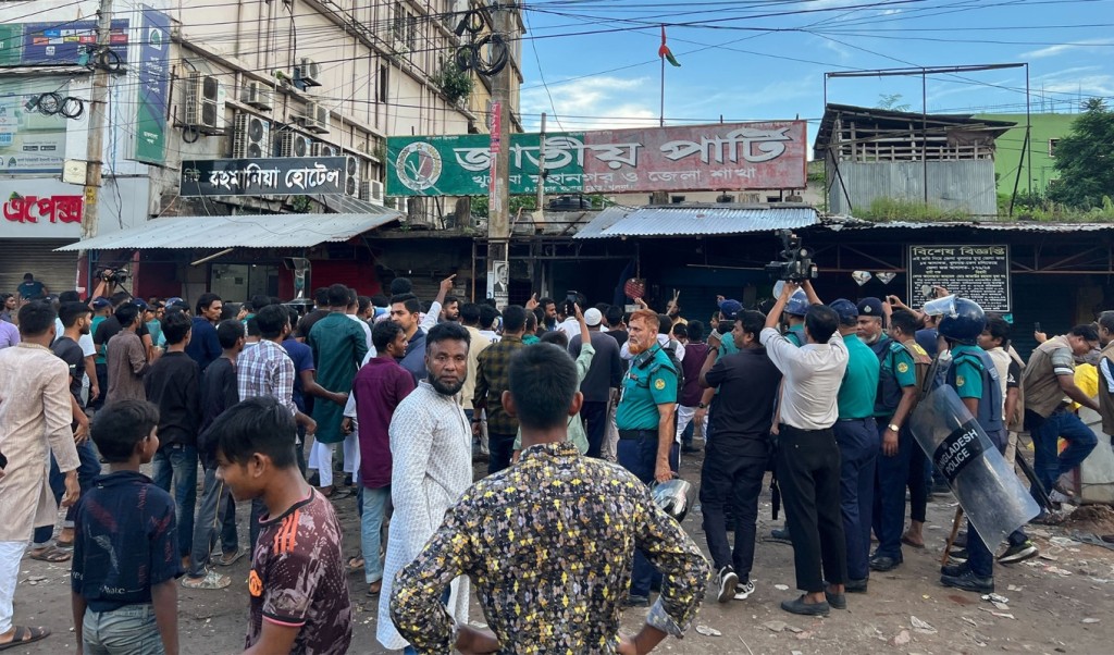 খুলনায় জাতীয় পার্টির কার্যালয়ে গণঅধিকার পরিষদের হামলা 4 খুলনায় জাতীয় পার্টি কার্যালয়ে গণঅধিকার পরিষদের হামলা 1756564031 খুলনায় জাতীয় পার্টির কার্যালয়ে গণঅধিকার পরিষদের হামলা
