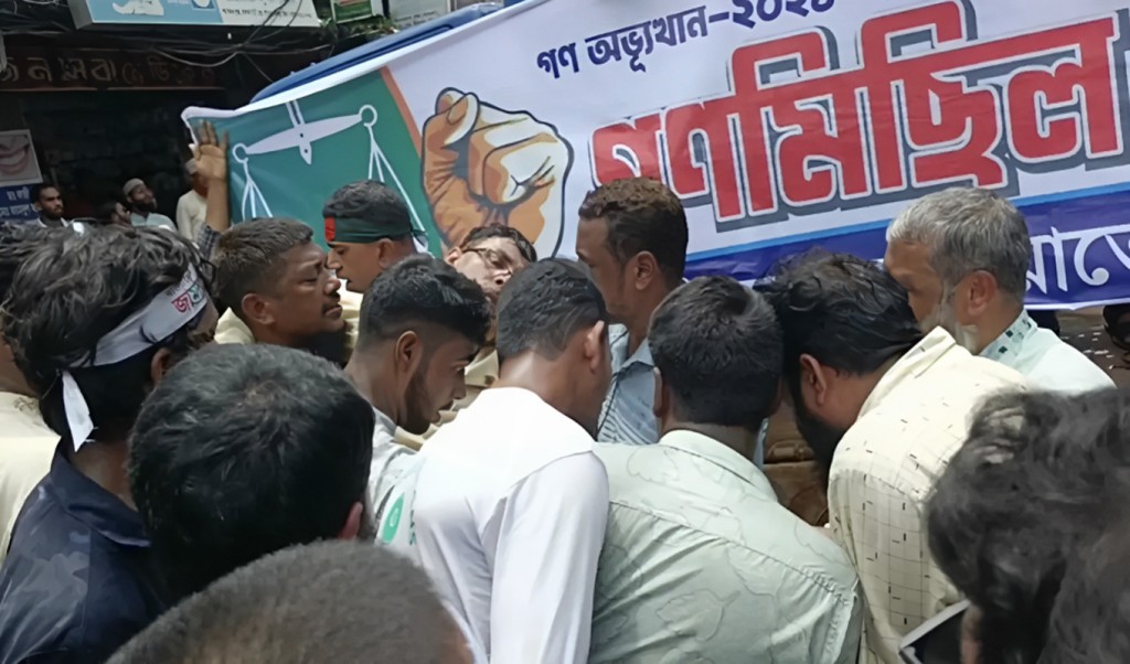 গণঅভ্যুত্থান পালন করতে এসে মঞ্চে লুটিয়ে পড়লেন জামায়াত নেতা 1754383234 'গণঅভ্যুত্থান' পালন করতে এসে মঞ্চে লুটিয়ে পড়লেন জামায়াত নেতা