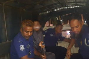 মাদ্রাসাছাত্রীকে ধর্ষণচেষ্টার অভিযোগে শিক্ষককে গণপিটুনি দিয়ে পুলিশে দিলো এলাকাবাসী