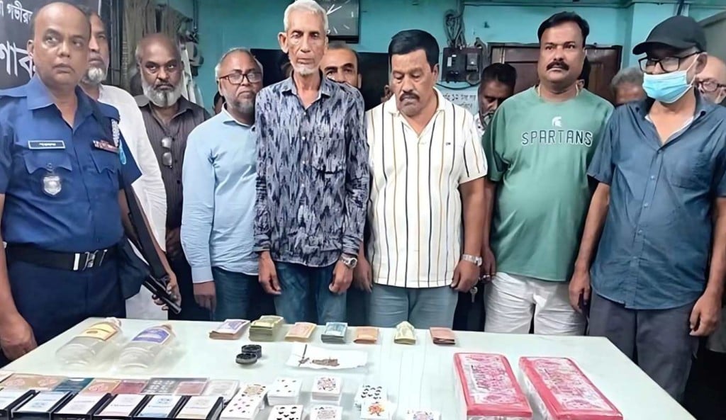 গভীর রাতে জুয়ার আসর থেকে উপজেলা বিএনপির সভাপতিসহ আটক ৩৪ 1755065881 গভীর রাতে জুয়ার আসর থেকে উপজেলা বিএনপির সভাপতিসহ আটক ৩৪