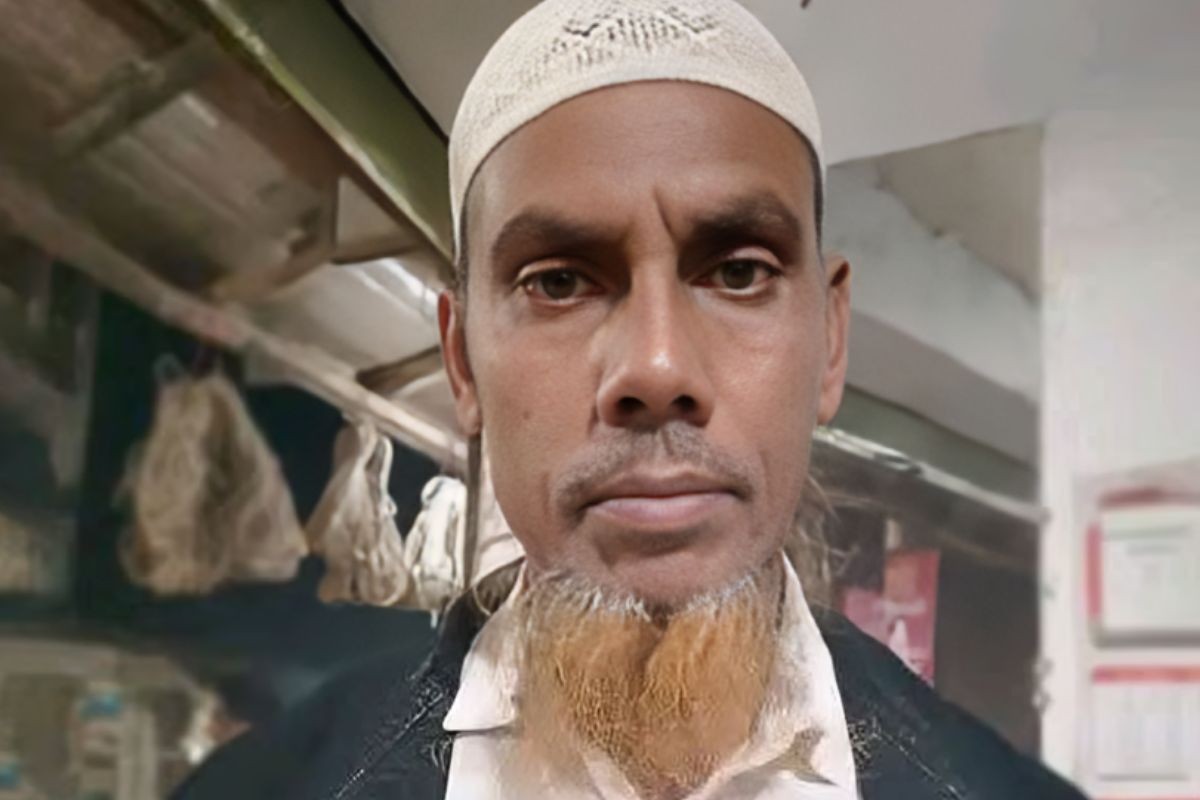 গভীর রাতে মোরগের হাঁকডাক শুনে দরজা খুলতেই কুপিয়ে হত্যা