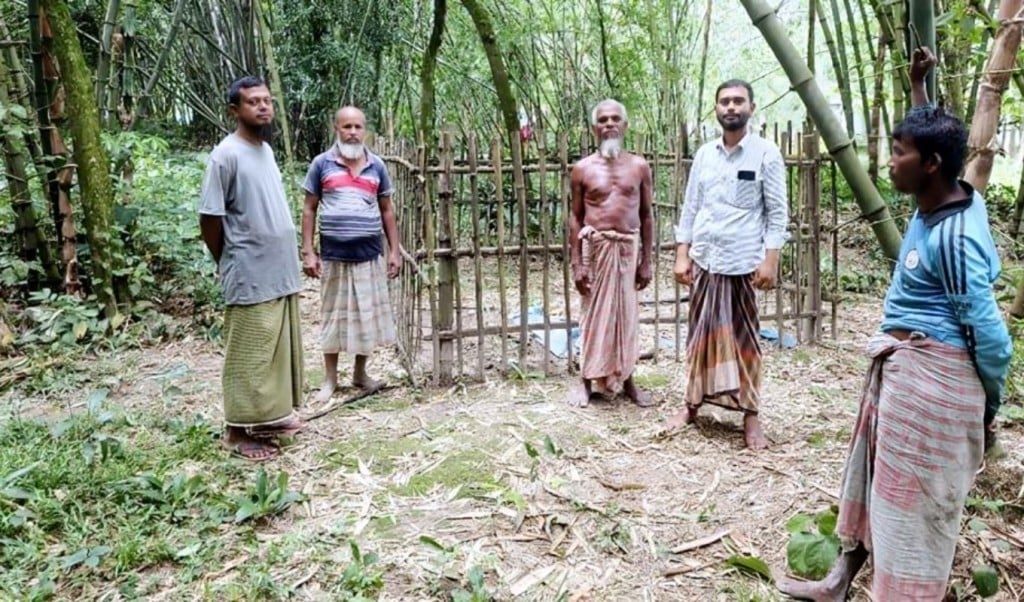 গাইবান্ধায় কবর থেকে কঙ্কাল চুরি ঠেকাতে রাত জেগে পাহারায় গ্রামবাসী 1756193300 গাইবান্ধায় কবর থেকে কঙ্কাল চুরি ঠেকাতে রাত জেগে পাহারায় গ্রামবাসী