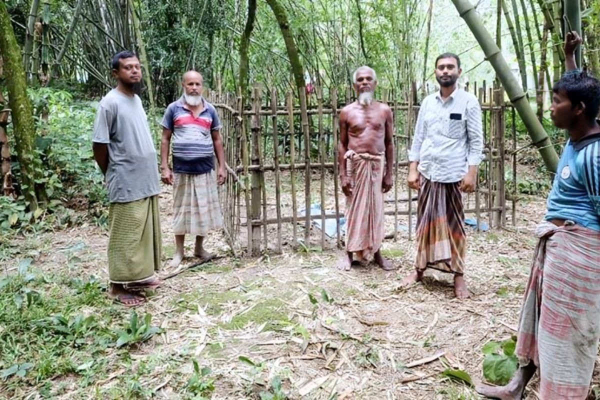 গাইবান্ধায় কবর থেকে কঙ্কাল চুরি ঠেকাতে রাত জেগে পাহারায় গ্রামবাসী