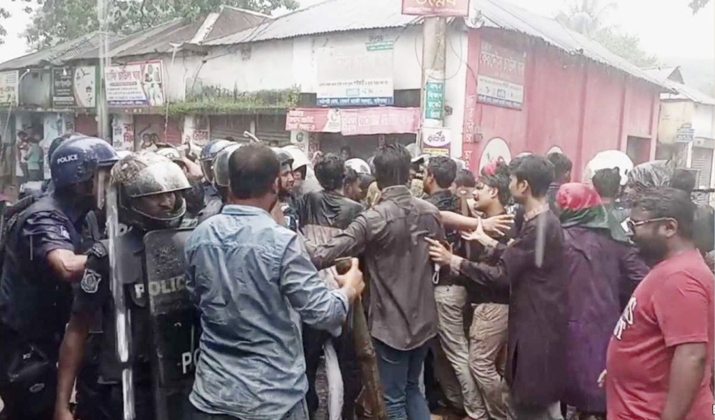 গাইবান্ধায় জাতীয় পার্টির কার্যালয় ভাঙচুর, পুলিশের সঙ্গে ধস্তাধস্তি 3 গাইবান্ধায় জাতীয় পার্টির কার্যালয় ভাঙচুর পুলিশের সঙ্গে ধস্তাধস্তি 1756566233 গাইবান্ধায় জাতীয় পার্টির কার্যালয় ভাঙচুর, পুলিশের সঙ্গে ধস্তাধস্তি