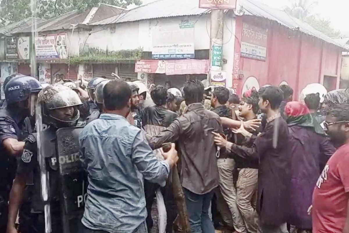 গাইবান্ধায় জাতীয় পার্টির কার্যালয় ভাঙচুর, পুলিশের সঙ্গে ধস্তাধস্তি