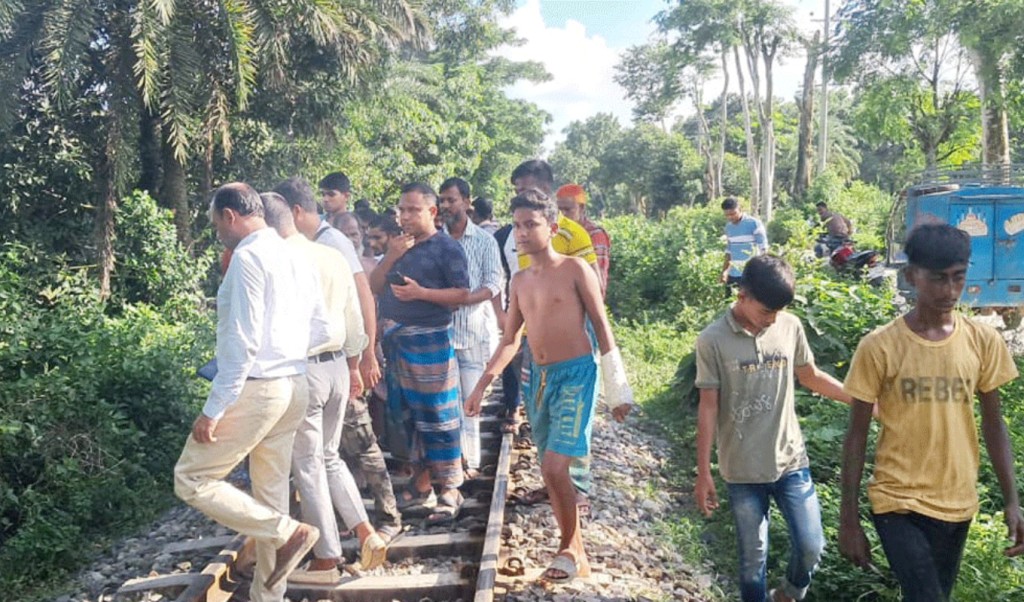 গাজীপুরে ট্রেনের নিচে ঝাঁপ দিয়ে যুবকের মৃত্যু 4 গাজীপুরে ট্রেনের নিচে ঝাঁপ দিয়ে যুবকের মৃত্যু 1755526727 গাজীপুরে ট্রেনের নিচে ঝাঁপ দিয়ে যুবকের মৃত্যু