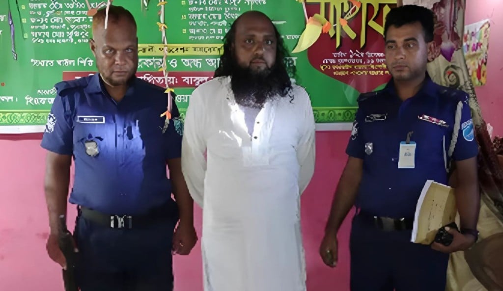 গাজীপুরে যৌথ বাহিনীর অভিযানে অস্ত্র মাদকসহ ব্যবসায়ী আটক 1755670539 গাজীপুরে যৌথ বাহিনীর অভিযানে অস্ত্র-মাদকসহ ব্যবসায়ী আটক