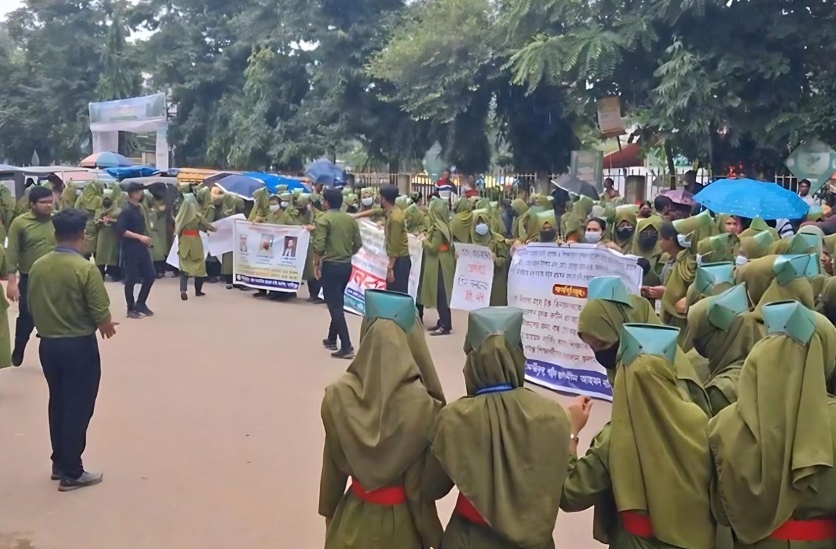 গাজীপুরে সড়ক অবরোধ করে নার্সিং কলেজ শিক্ষার্থীদের বিক্ষোভ