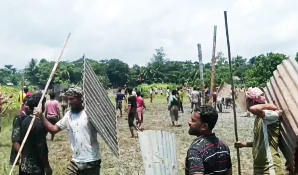গায়ে কাঁদা লাগা নিয়ে শুরু : মাইকে ঘোষণা দিয়ে দু’পক্ষের সংঘর্ষ, আহত ৩০ 4 গায়ে কাঁদা লাগা নিয়ে শুরু মাইকে ঘোষণা দিয়ে দুপক্ষের সংঘর্ষ আহত ৩০ 1754909351 গায়ে কাঁদা লাগা নিয়ে শুরু : মাইকে ঘোষণা দিয়ে দু’পক্ষের সংঘর্ষ, আহত ৩০