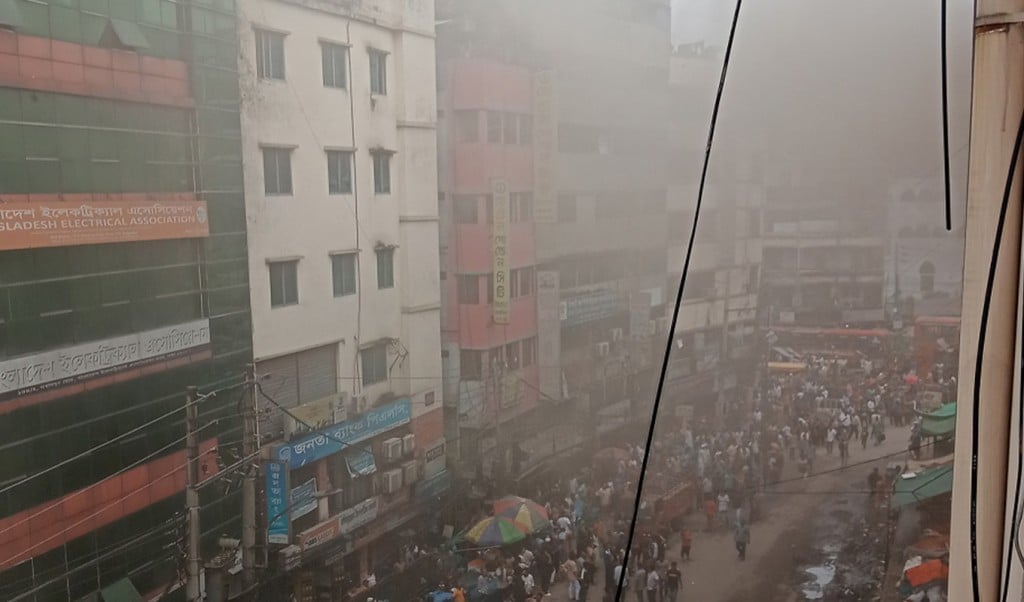 গুলিস্তানের সুন্দরবন স্কয়ার মার্কেটে আগুন নিয়ন্ত্রণে ১১ ইউনিট 1754110216 গুলিস্তানের সুন্দরবন স্কয়ার মার্কেটে ভয়াবহ আগুন, নিয়ন্ত্রণে ১১ ইউনিট