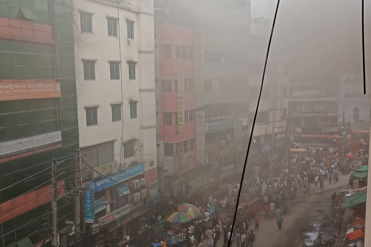 গুলিস্তানের সুন্দরবন স্কয়ার মার্কেটে ভয়াবহ আগুন, নিয়ন্ত্রণে ১১ ইউনিট