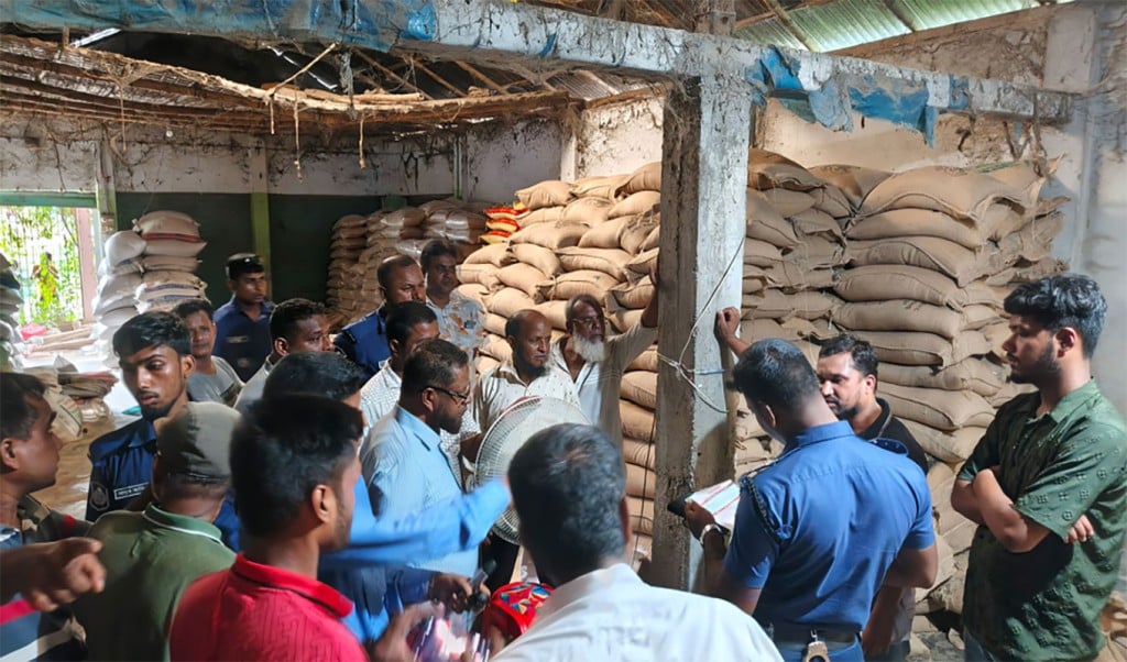 গোডাউনে পাওয়া গেলো ১৬মে. টন সরকারী চাল 1754629695 বীরগঞ্জে গোডাউনে মিলল ১৬ মেট্রিক টন সরকারি চাল, তদন্তে প্রশাসন