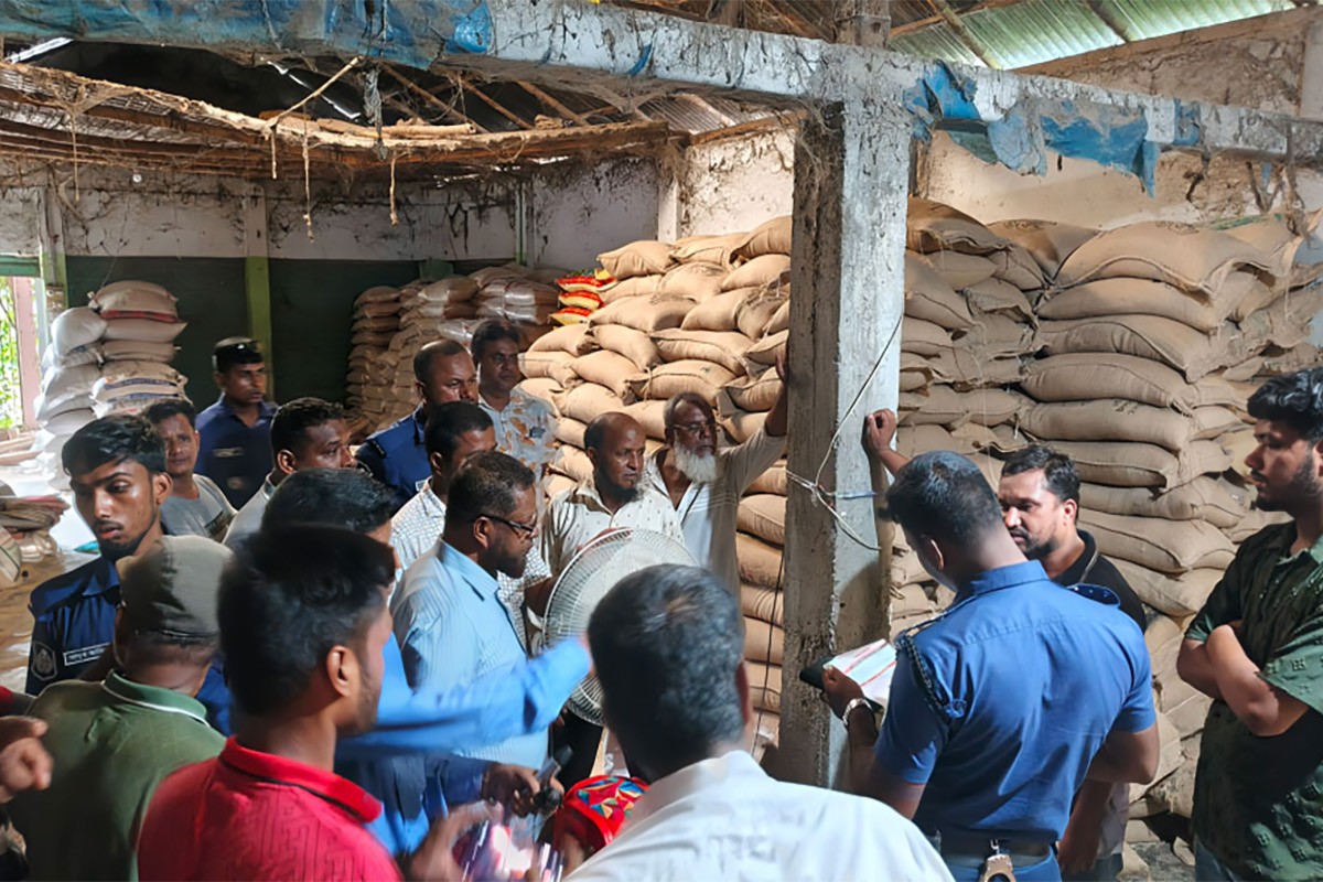 বীরগঞ্জে গোডাউনে মিলল ১৬ মেট্রিক টন সরকারি চাল, তদন্তে প্রশাসন