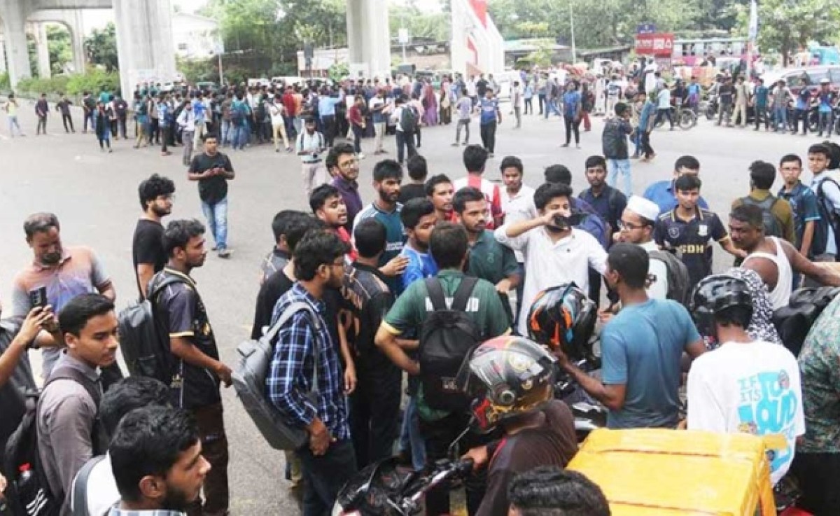 ঘণ্টাব্যাপী অবরোধের পর আগারগাঁও মোড় ছাড়লেন শিক্ষার্থীরা