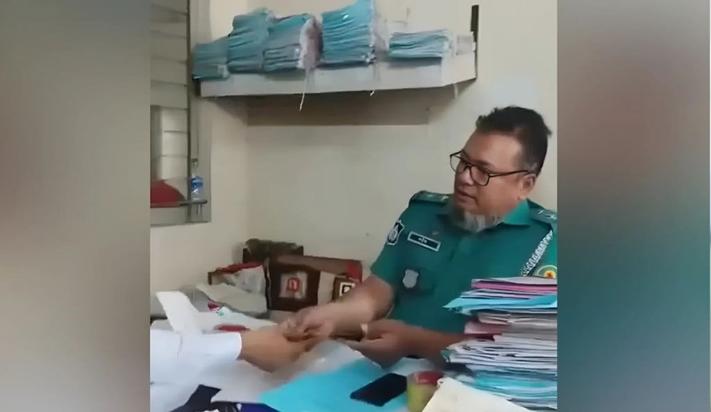 ঘুষকাণ্ডের ভিডিও ভাইরাল সেই পুলিশ কর্মকর্তাকে প্রত্যাহার 1755914240 ঘুষকাণ্ডের ভিডিও ভাইরাল, সেই পুলিশ কর্মকর্তাকে প্রত্যাহার