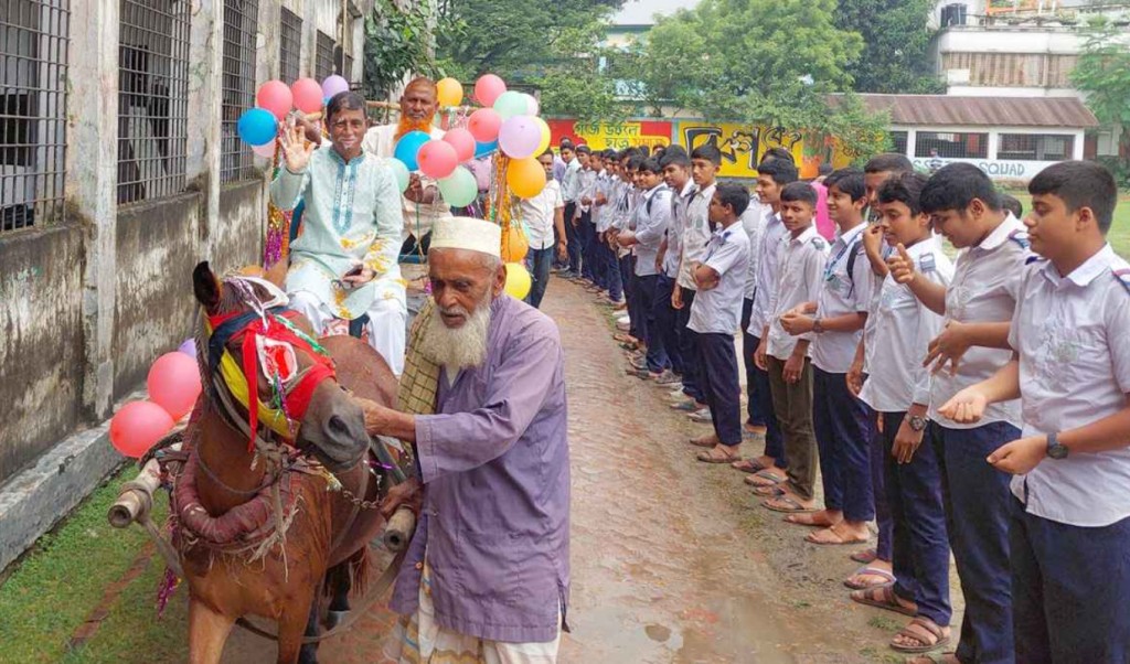 ঘোড়ার গাড়িতে চড়িয়ে শিক্ষক-অফিস সহায়কের স্মরণীয় বিদায় 3 ঘোড়ার গাড়ি