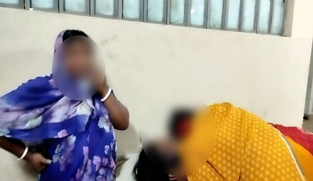 চট্টগ্রামে গলায় ফাঁস দিয়ে নারীর আত্মহত্যা 4 চট্টগ্রামে গলায় ফাঁস দিয়ে নারীর আত্মহত্যা 1755314266 চট্টগ্রামে গলায় ফাঁস দিয়ে নারীর আত্মহত্যা